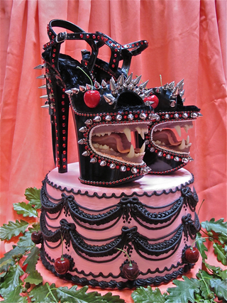 Illustration for article titled If H.R. Giger were a pastry chef, his cakes might look something like this